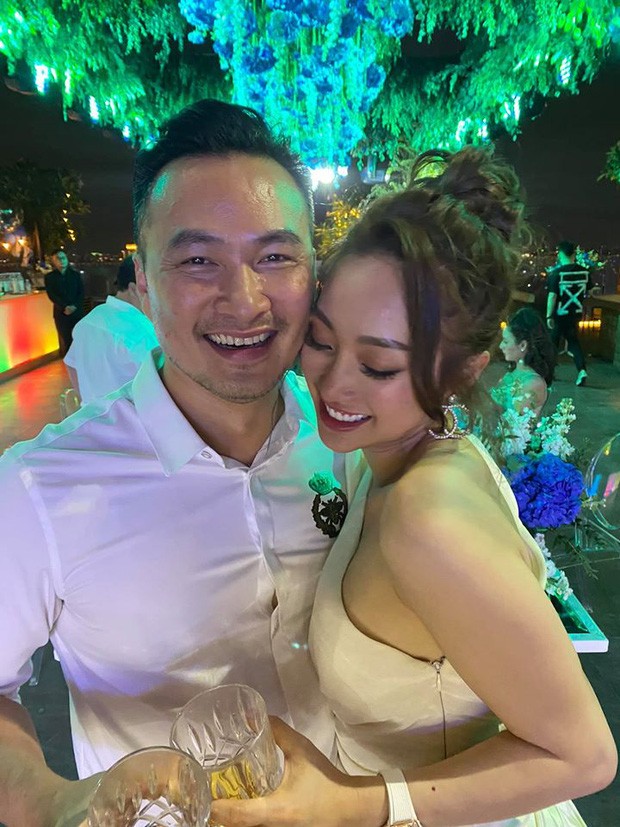 Chi Bảo hôn say đắm bạn gái kém 16 tuổi trong tiệc sinh nhật sang chảnh, phản ứng của Trương Ngọc Ánh đặc biệt hơn-7