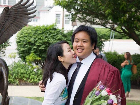 Chơi ở góc nhà mà tưởng tượng mình là nhạc trưởng, cậu bé 3 tuổi biểu cảm thần sầu y như đang trên sân khấu-4