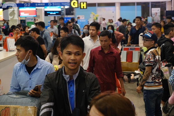 Sân bay Tân Sơn Nhất đông khủng khiếp, trẻ con vật vờ, sốt li bì theo cha mẹ về quê-11