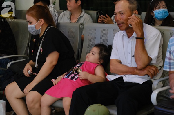 Sân bay Tân Sơn Nhất đông khủng khiếp, trẻ con vật vờ, sốt li bì theo cha mẹ về quê-10