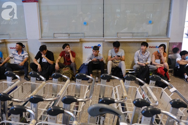 Sân bay Tân Sơn Nhất đông khủng khiếp, trẻ con vật vờ, sốt li bì theo cha mẹ về quê-15