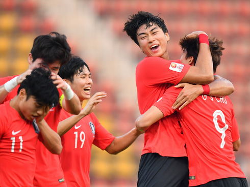 Sau màn chết hụt, nhà ĐKVĐ đè bẹp đối thủ bằng hàng loạt siêu phẩm mãn nhãn-4