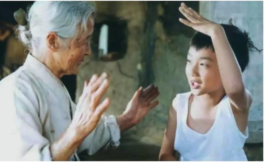 Con hỗn láo với bà nội lại còn ngang ngược không chịu nhận, mẹ chỉ nói 1 câu mà cậu bé bật khóc nức nở rồi vội xin lỗi-1