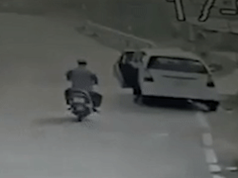 Tài xế xe máy đâm vào cửa ôtô đang mở