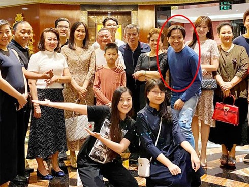 Đại gia đình Trấn Thành tụ họp ăn tiệc tất niên nhưng vẻ xanh xao của nam MC sau thời gian kiệt sức mới gây chú ý