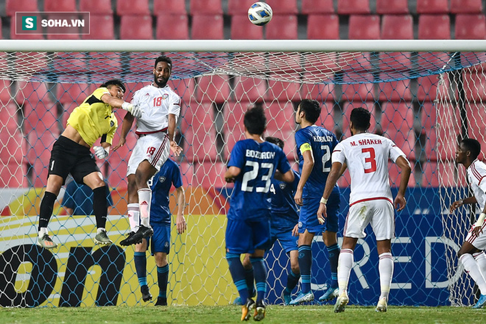 Sau màn chết hụt, nhà ĐKVĐ đè bẹp đối thủ bằng hàng loạt siêu phẩm mãn nhãn-3