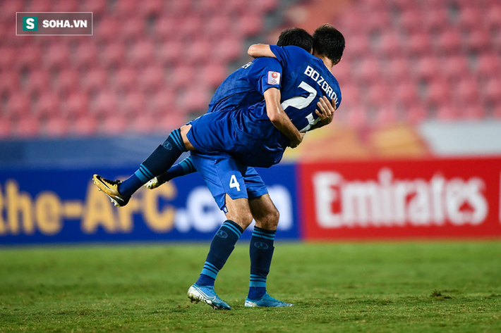 Sau màn chết hụt, nhà ĐKVĐ đè bẹp đối thủ bằng hàng loạt siêu phẩm mãn nhãn-2