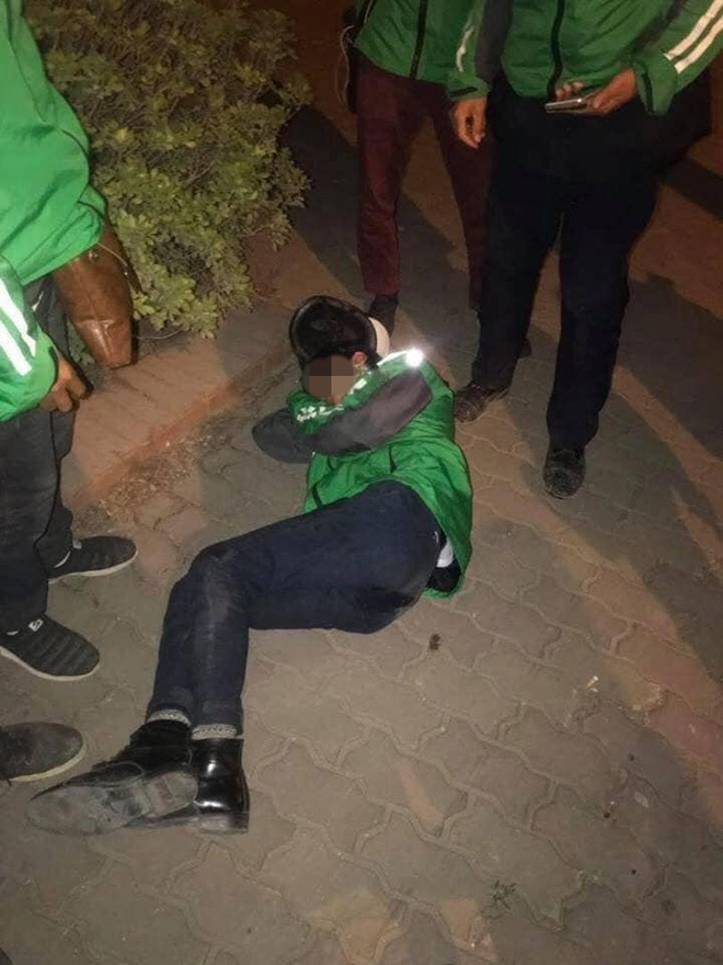 Xót xa cảnh thanh niên Grabbike nằm gục bên túi bún còn nóng trên đường giá lạnh-1