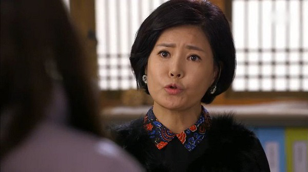 Cuối năm mẹ chồng khoe với hàng xóm Dâu út nhà này giỏi giang lắm, nàng dâu trưởng cười nhẹ biếu hàng xóm giỏ quà đắt đỏ khiến mẹ chồng tái mặt-2