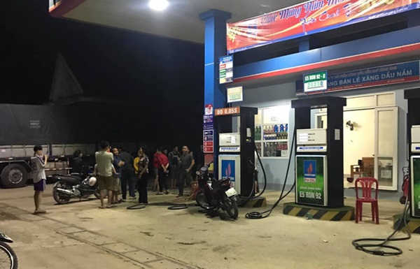Tên cướp cầm dao vào khống chế nhân viên cây xăng bị khởi tố, tạm giam-1