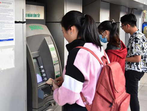 Xếp hàng từ tờ mờ sáng rút tiền ATM về quê ăn Tết-14