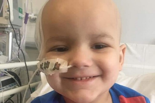 Bé trai bị sốt cao, đang đi thì ngã khuỵu, bố mẹ không ngờ con bị u não dù bác sĩ chỉ chẩn đoán là sốt thông thường-1