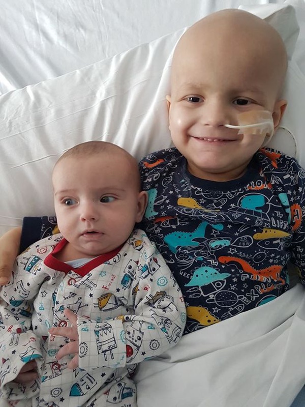 Bé trai bị sốt cao, đang đi thì ngã khuỵu, bố mẹ không ngờ con bị u não dù bác sĩ chỉ chẩn đoán là sốt thông thường-3