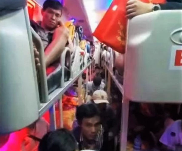 Xe giường nằm 40 chỗ nhồi 82 người về quê ngày Tết-1