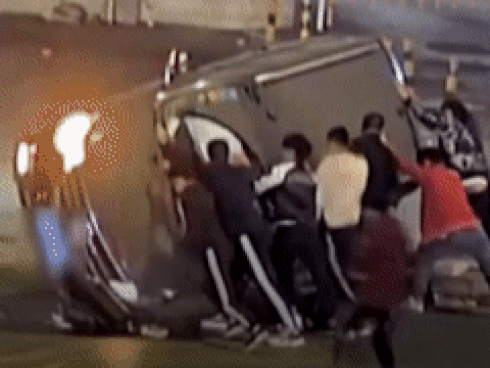 Đám đông lật ôtô cứu 2 người bị mắc kẹt trong xe