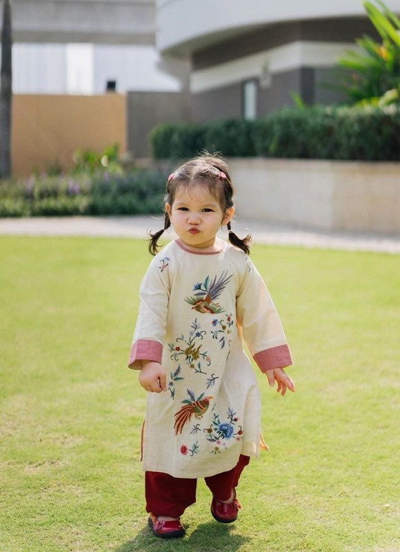 Con gái Hà Anh tạo dáng cực yêu khi diện áo dài-1