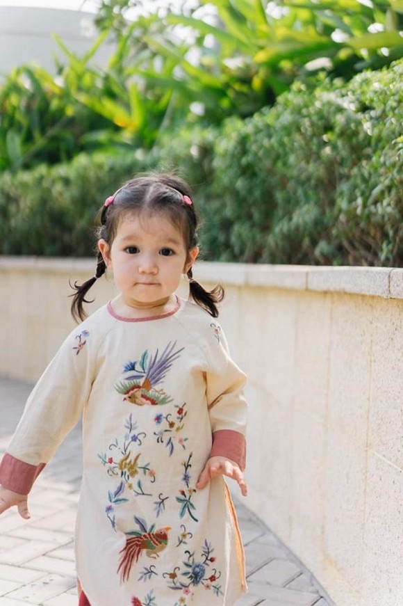 Con gái Hà Anh tạo dáng cực yêu khi diện áo dài-2