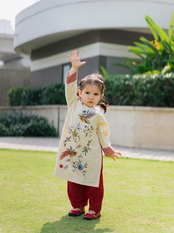 Con gái Hà Anh tạo dáng cực yêu khi diện áo dài-3
