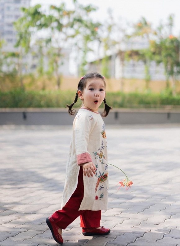 Con gái Hà Anh tạo dáng cực yêu khi diện áo dài-4