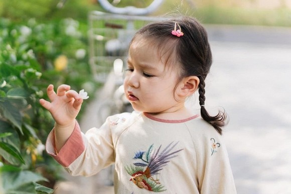 Con gái Hà Anh tạo dáng cực yêu khi diện áo dài-5