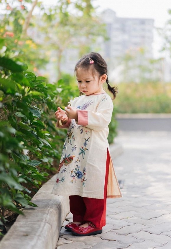 Con gái Hà Anh tạo dáng cực yêu khi diện áo dài-6