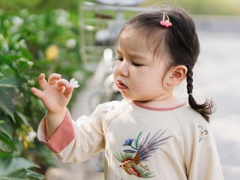 Siêu mẫu Hà Anh tình tứ bên chồng khi đi dạo ở bãi biển Vũng Tàu-11