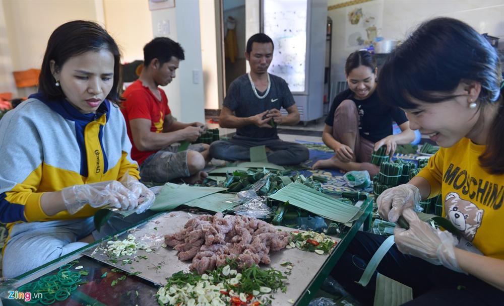 Làm 1.000 chiếc nem chua mỗi ngày dịp cận Tết-1