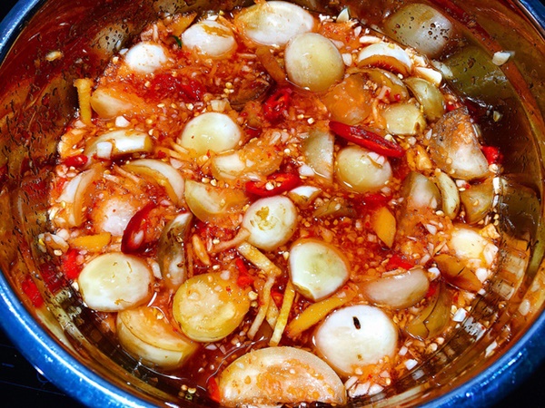 Tết này tôi làm dưa cà muối giòn ngon cực phẩm, ăn với gì cũng ngon-4