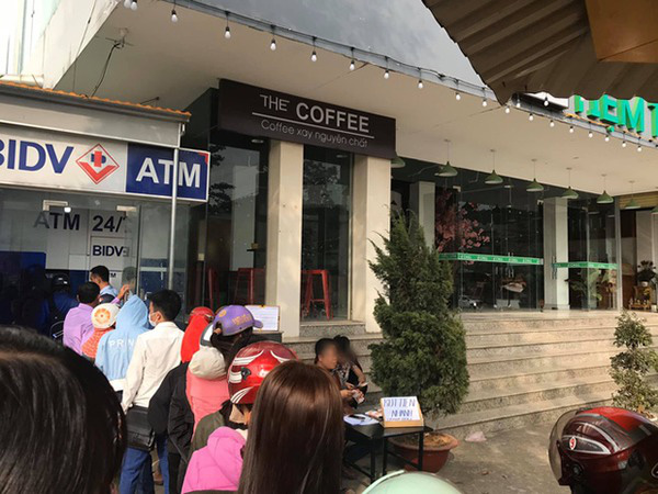 Thấy dòng người chen nhau xếp hàng trước cây ATM ngày giáp Tết, người đàn ông kê bàn mở luôn dịch vụ... rút tiền nhanh-1