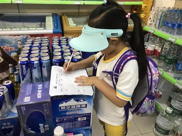 Đi sắm Tết với mẹ, bé 5 tuổi thản nhiên lấy chai nước trong siêu thị uống, người mẹ đã có cách hành xử khéo léo khi bị nhân viên phát hiện-3