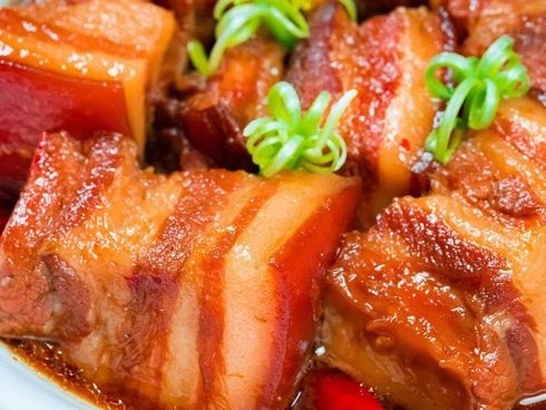 Bác sĩ dinh dưỡng cảnh báo thói quen khi ăn thịt kho tàu ngày Tết dễ gây ngộ độc