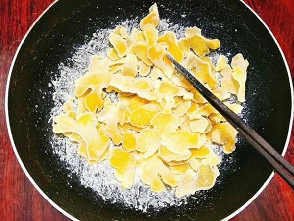 Mứt gừng ai cũng biết nhưng làm sao để không bị thâm đen thì cần có bí quyết-3