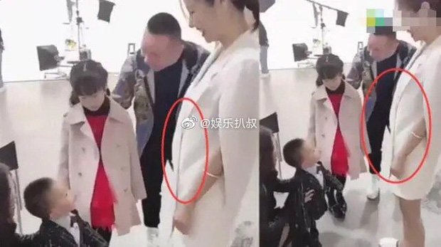 Xôn xao hình ảnh Lâm Tâm Như mang thai lần 2, liên tục cẩn trọng lấy tay đỡ bụng trong hậu trường sự kiện-1