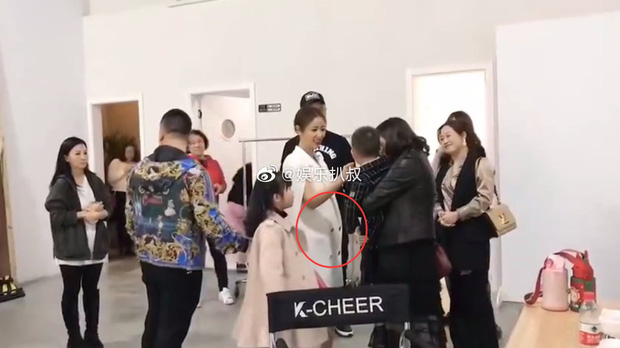 Xôn xao hình ảnh Lâm Tâm Như mang thai lần 2, liên tục cẩn trọng lấy tay đỡ bụng trong hậu trường sự kiện-3