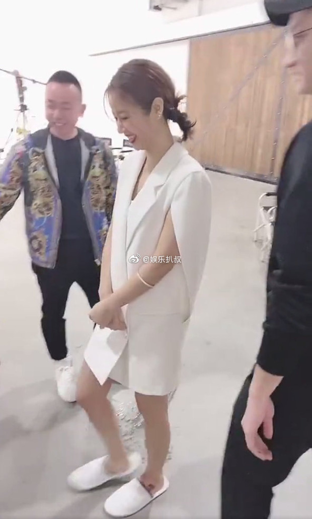 Xôn xao hình ảnh Lâm Tâm Như mang thai lần 2, liên tục cẩn trọng lấy tay đỡ bụng trong hậu trường sự kiện-4