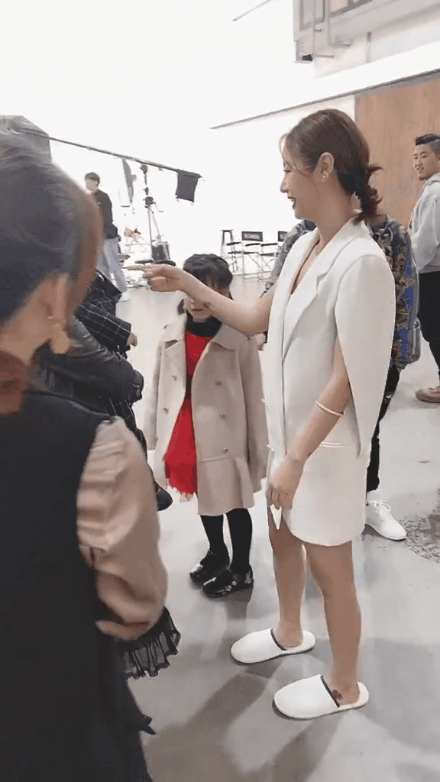 Xôn xao hình ảnh Lâm Tâm Như mang thai lần 2, liên tục cẩn trọng lấy tay đỡ bụng trong hậu trường sự kiện-2