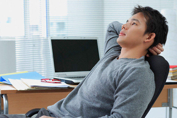 Chưa kịp vui mừng khi nhận tiền thưởng Tết cao gấp đôi mọi người, tôi đã bị sếp ném cho một tờ giấy phá nát cái Tết gia đình-1