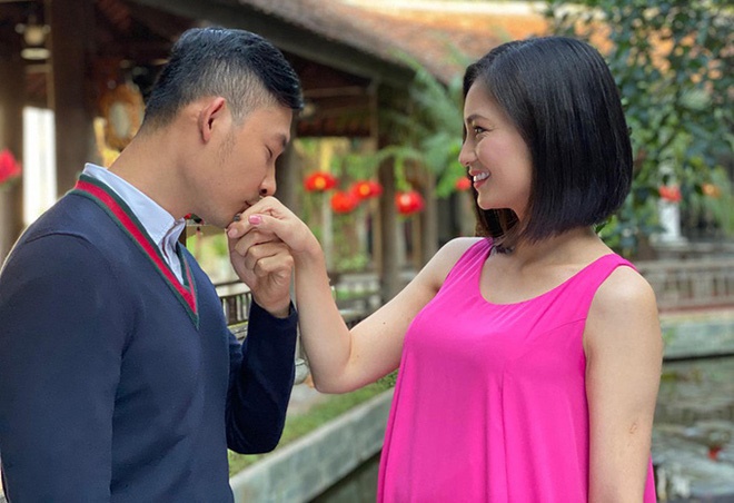 Khang Hoa hồng trên ngực trái bảnh bao với vest đen lịch lãm-1