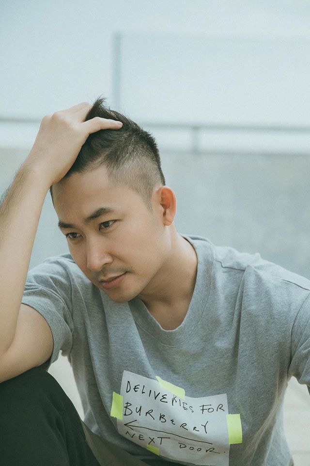 Khang Hoa hồng trên ngực trái bảnh bao với vest đen lịch lãm-2