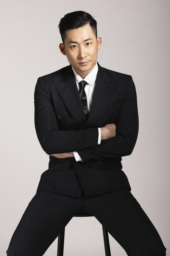 Khang Hoa hồng trên ngực trái bảnh bao với vest đen lịch lãm-4