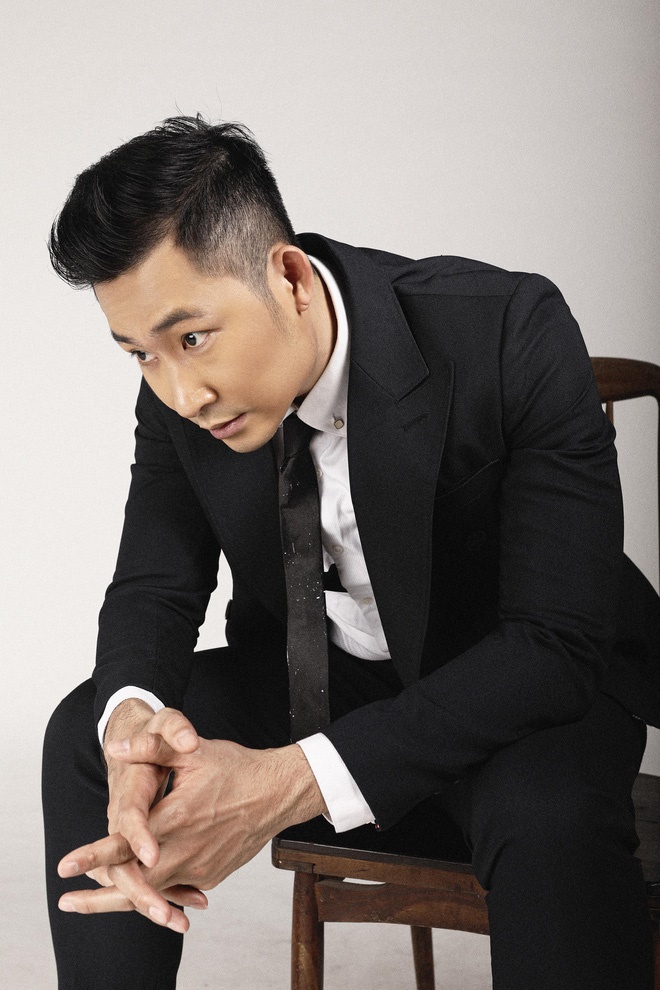 Khang Hoa hồng trên ngực trái bảnh bao với vest đen lịch lãm-5