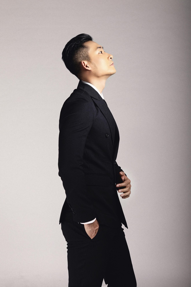 Khang Hoa hồng trên ngực trái bảnh bao với vest đen lịch lãm-6