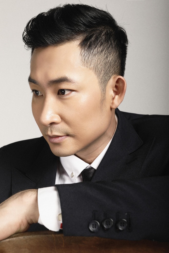 Khang Hoa hồng trên ngực trái bảnh bao với vest đen lịch lãm-7