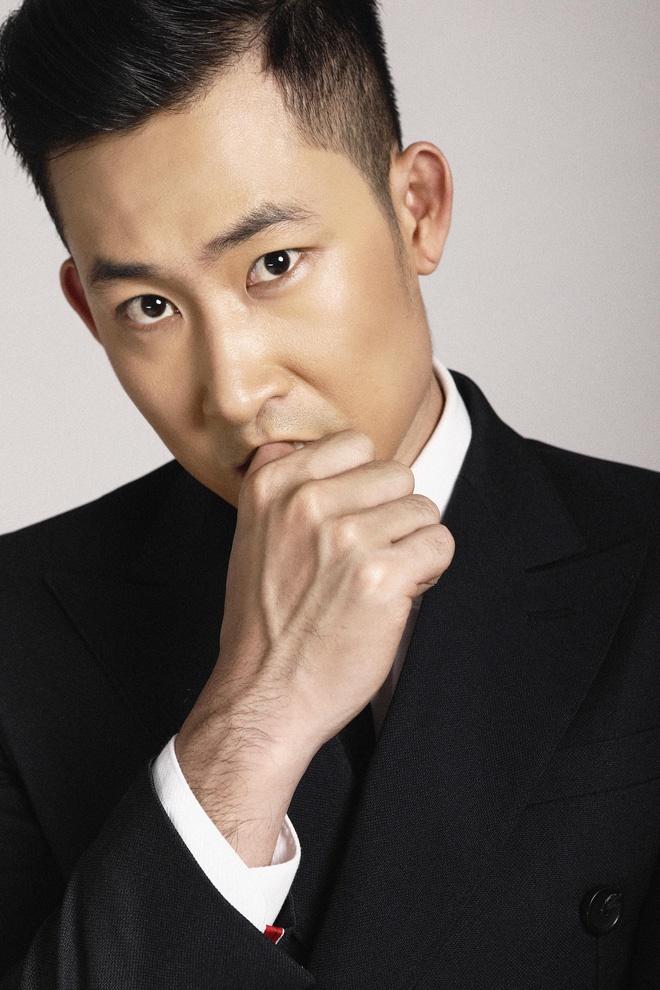 Khang Hoa hồng trên ngực trái bảnh bao với vest đen lịch lãm-8