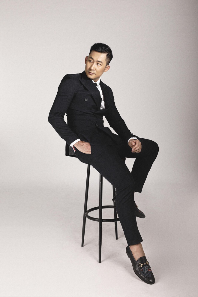 Khang Hoa hồng trên ngực trái bảnh bao với vest đen lịch lãm-9