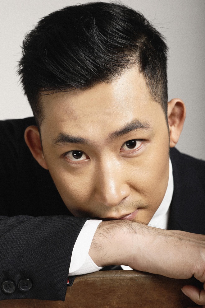 Khang Hoa hồng trên ngực trái bảnh bao với vest đen lịch lãm-10