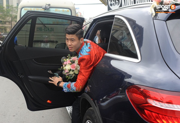 Xe ôtô tiền tỷ của Duy Mạnh và Quỳnh Anh va quệt với xe máy trên cầu vượt ở Hà Nội-3