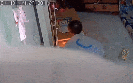 Sát Tết, thót tim xem cảnh bé gái đang chơi cạnh ổ điện thì sạc điện thoại cháy đùng đùng-1