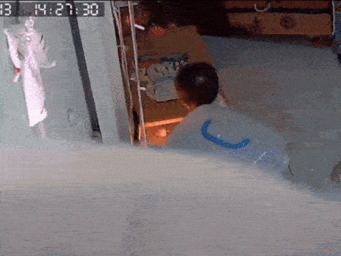 Vừa sạc điện thoại vừa chơi game, một thiếu niên bị nổ nát bàn tay-2