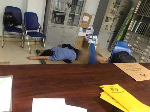 Xôn xao thông tin nam bác sỹ không mặc quần dài ôm nữ sinh viên ngủ trong ca trực-1